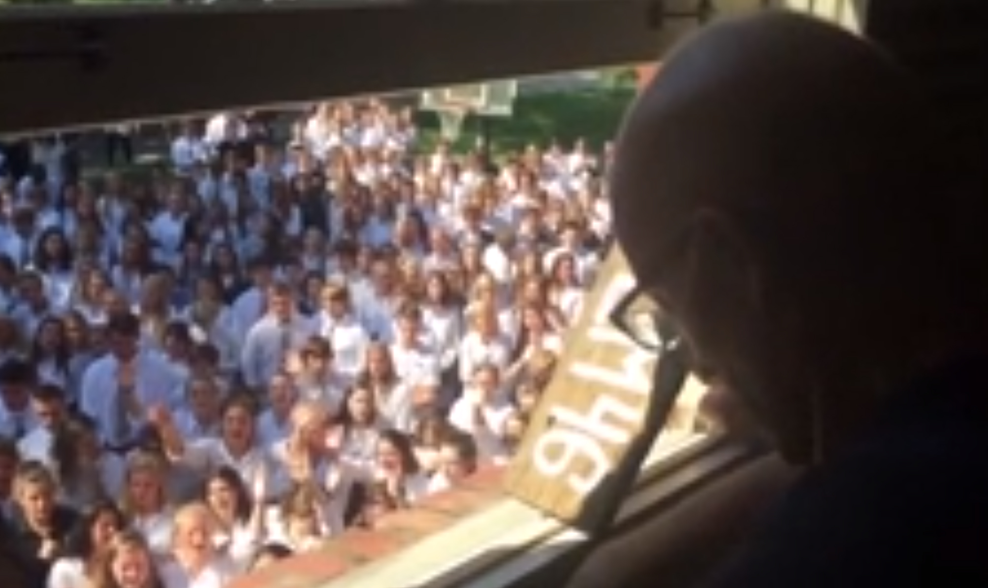 400 Students Ditch Everything To Serenade A Teacher Who’s…